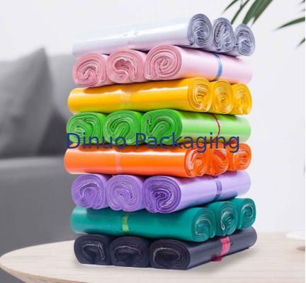 Yırtıcı dayanıklı su geçirmez ve kendi kendine kapanan Poly Mail çantası giyim kuryesi için